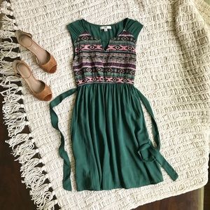 Beautifully patterned forest green dress! 💕